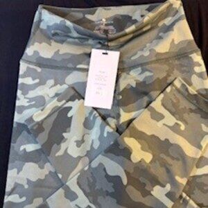 THRIVE Societe - 7/8 Legging - Camo Green - NWT